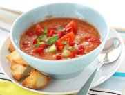 Приготовление гаспачо с чесночными гренками
