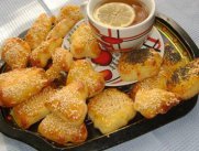 Как приготовить слоеное творожное печенье?