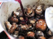 Готовим соус с мясом и грибами