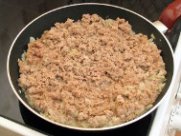 Готовим соус с мясом и грибами