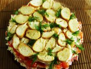 Слоеный салат с рыбой и сухариками